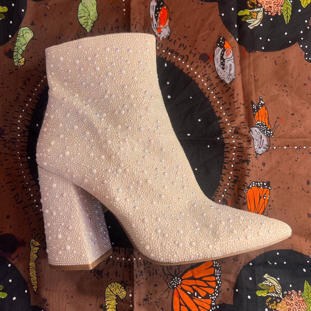 Women's Size 11M Steve Madden Pearl Boots